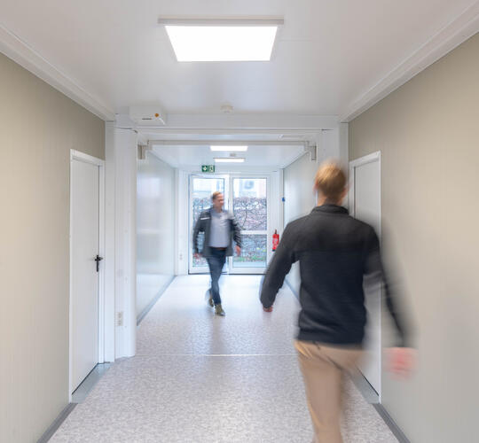 Vue intérieure Système de couloir École en conteneurs avec personnes - ELA Container