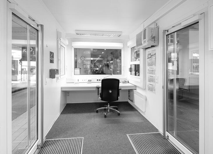 ELA Container - Conteneur de gardien avec bureau lumineux et convivial