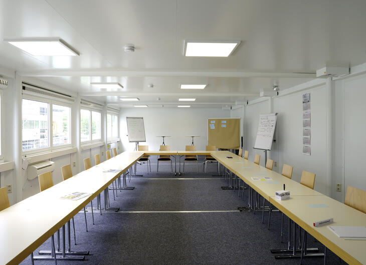 Vue intérieure Salle de classe en forme de U avec équipement classique - ELA Container