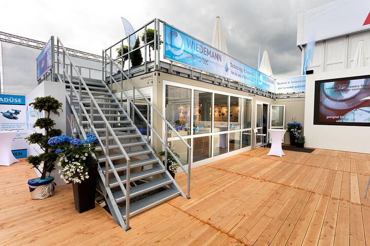 ELA Container - La terrasse offre une vue sur le port de Hambourg