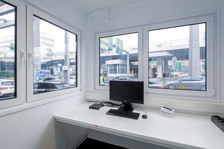 ELA Container - Conteneur de gardien avec bureau lumineux et convivial
