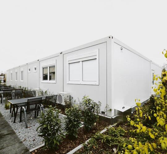 ELA Container - Bürocontaineranlage Frontseite mit Terasse