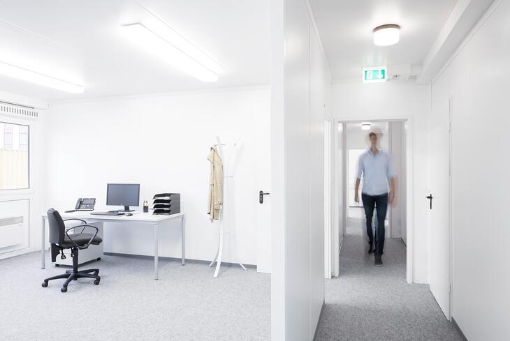 ELA Container - Arbeiten in Bürocontainern mit praktischen Flursystemen