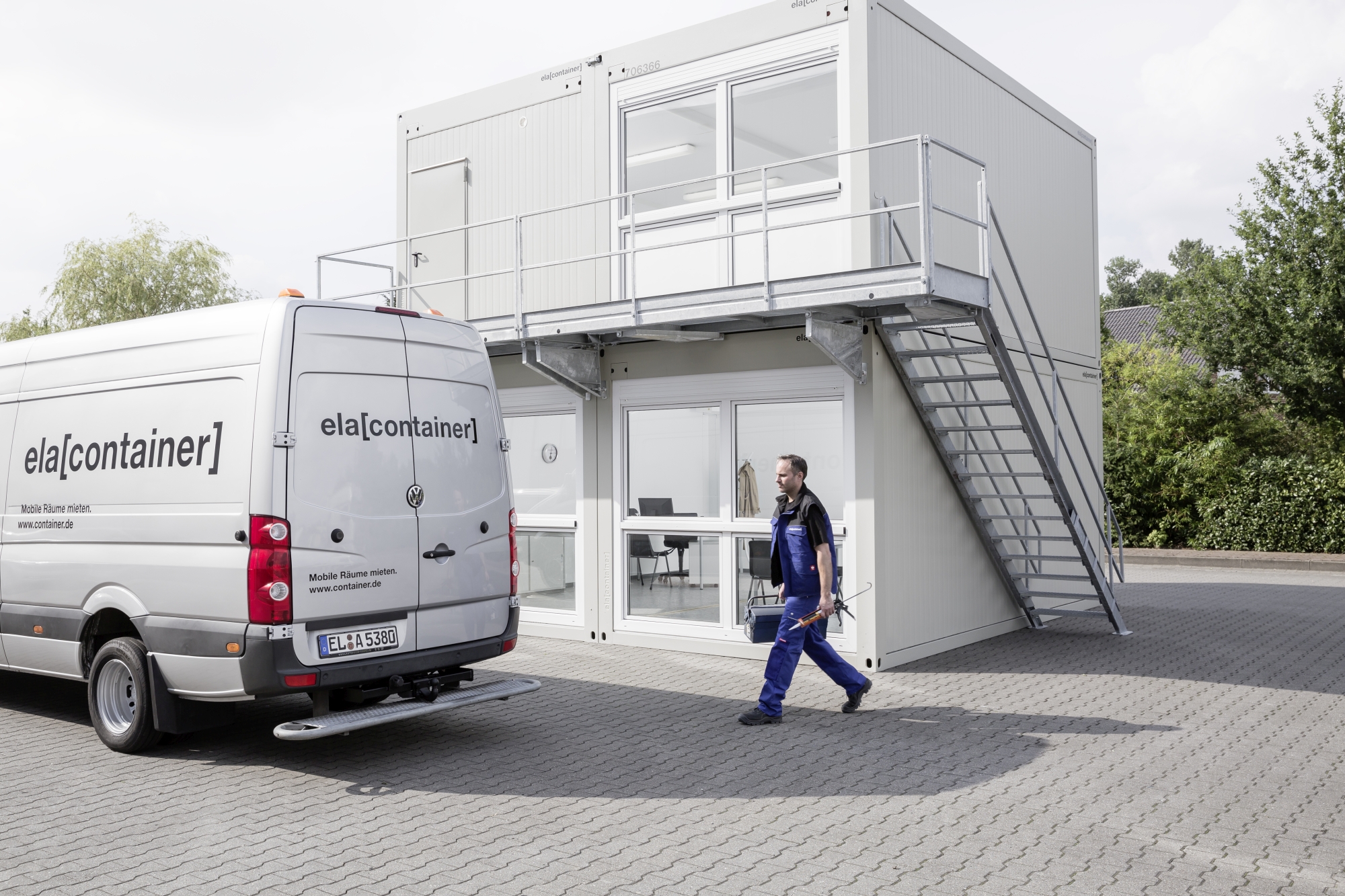 Außenansicht 4er-Containeranlage Baucontainer zweistöckig mit Außentreppe und ELA Bulli- ELA Container