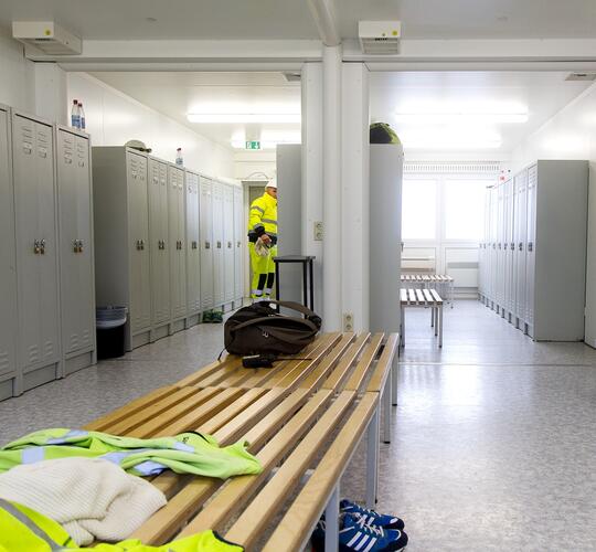 Innanansicht Umkleidecontainer mit Facharbeiter als Baucontainer auf Baustelle - ELA Container