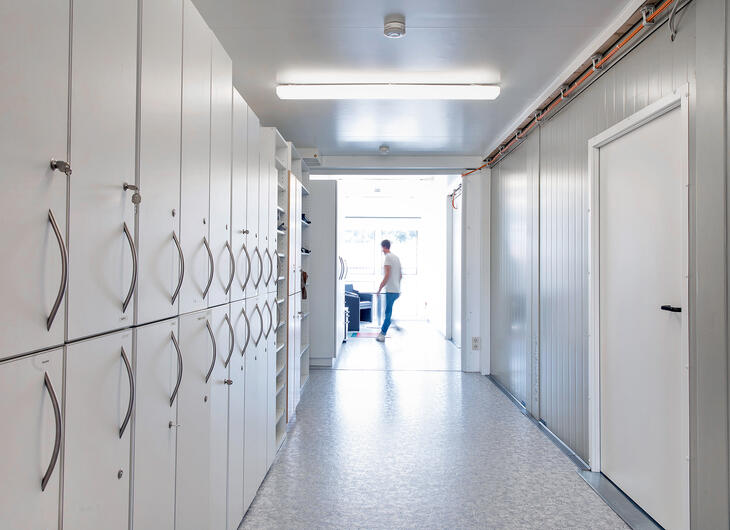 ELA Container - Großzügige Flure in Arztpraxis