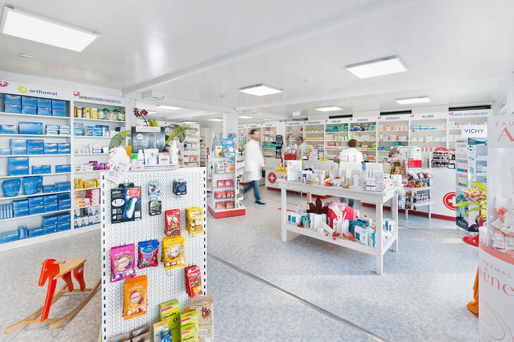 ELA Container - Helle und offene Apotheke in Containeranlage