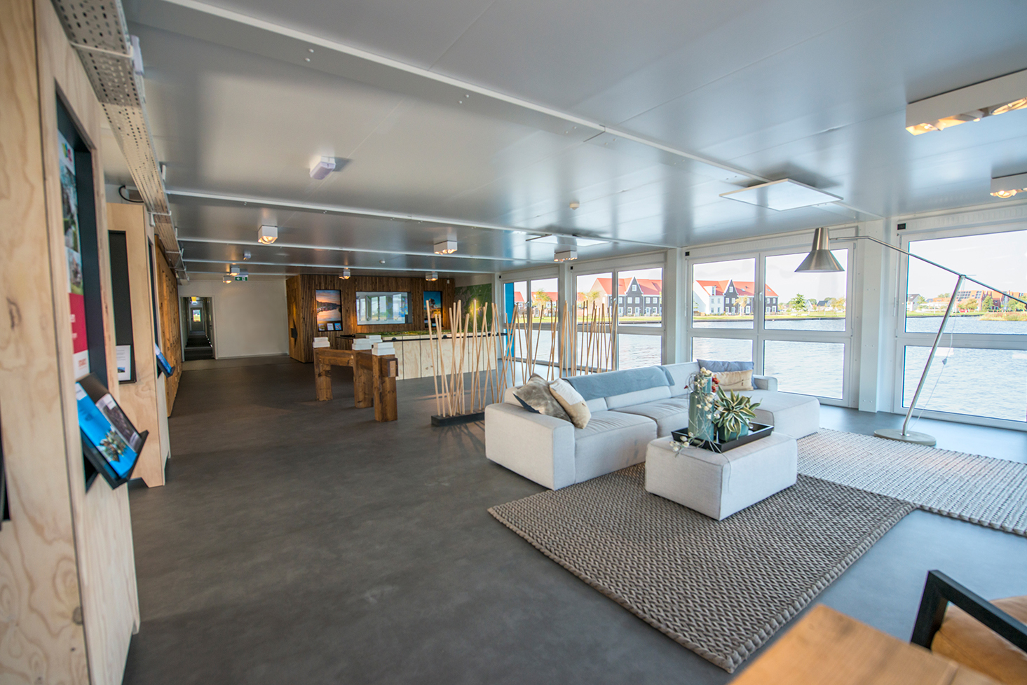 Rymlig reception tillverkad av moduler – ELA Container