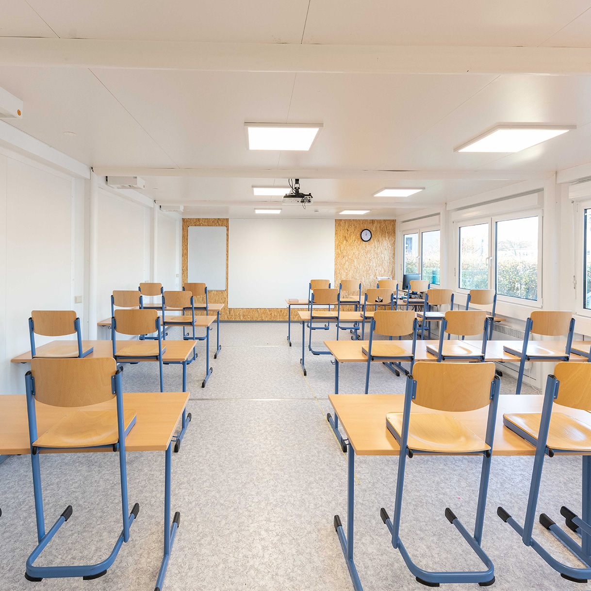 Ljusa, fullt luftkonditionerade klassrum skapar en tilltalande och produktiv atmosfär för inlärning.