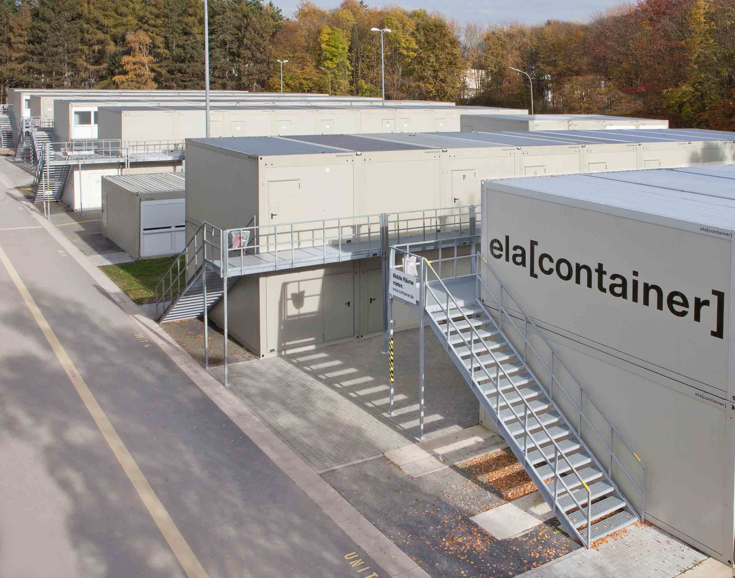 Stor bostadsanläggning i två våningar