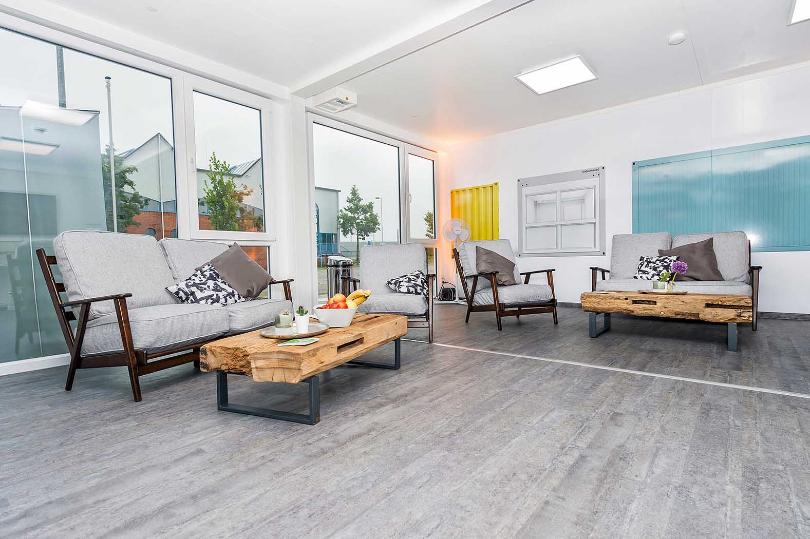 Loungecontainrar med stora glassidor och snygga golv