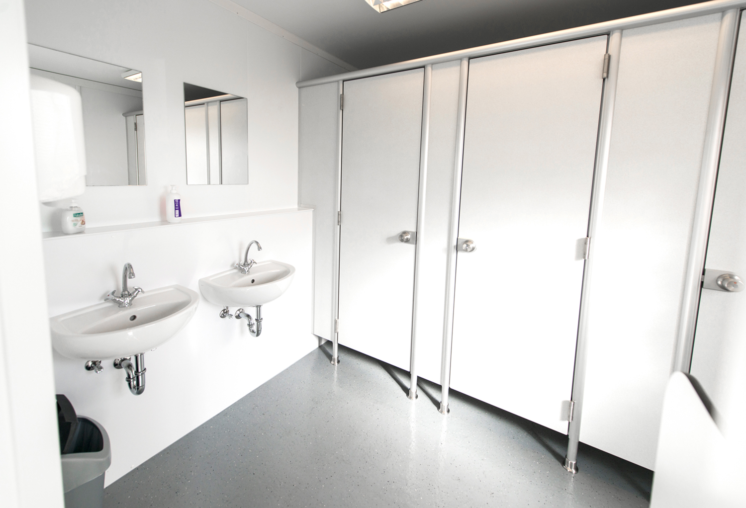 Toalettbås och tvättställ med speglar