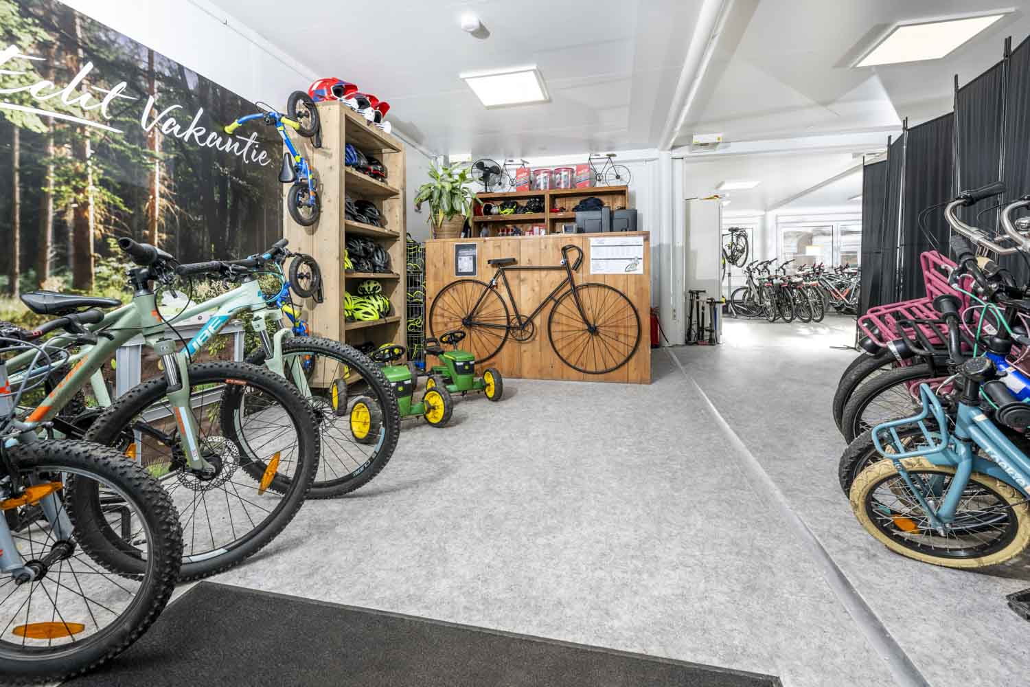 Insidan av cykeluthyrningen som består av moduler Insidan av cykeluthyrningen som består av moduler