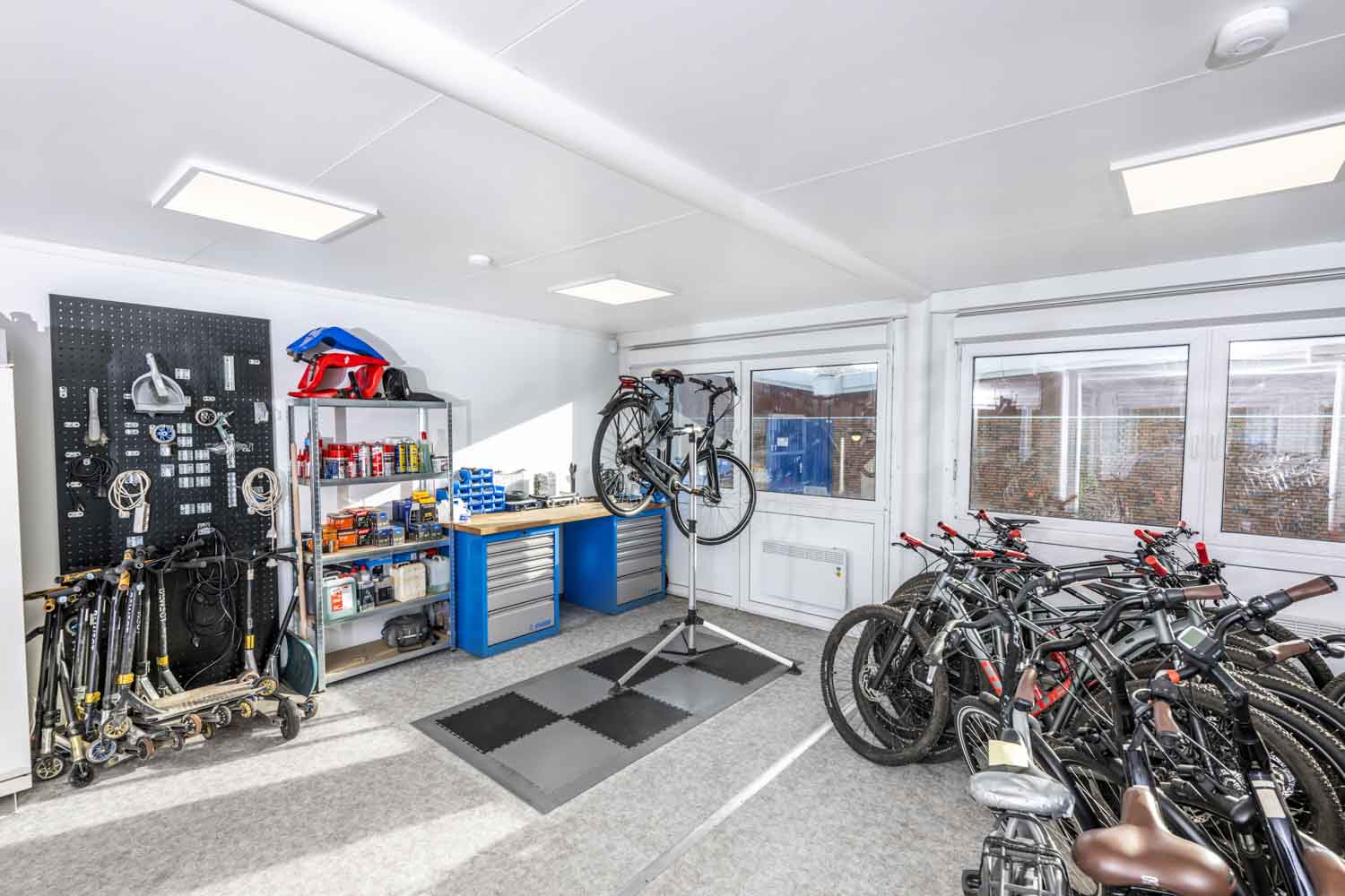 Insidan av den tillfälliga cykelverkstaden Insidan av den tillfälliga cykelverkstaden