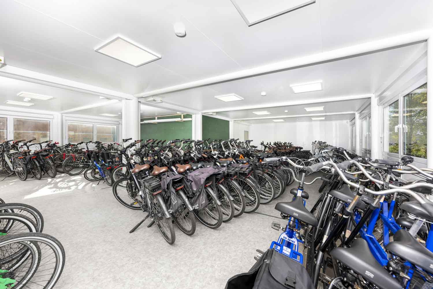 Insidan av cykellagret med alla cyklar uppställda Insidan av cykellagret med alla cyklar uppställda