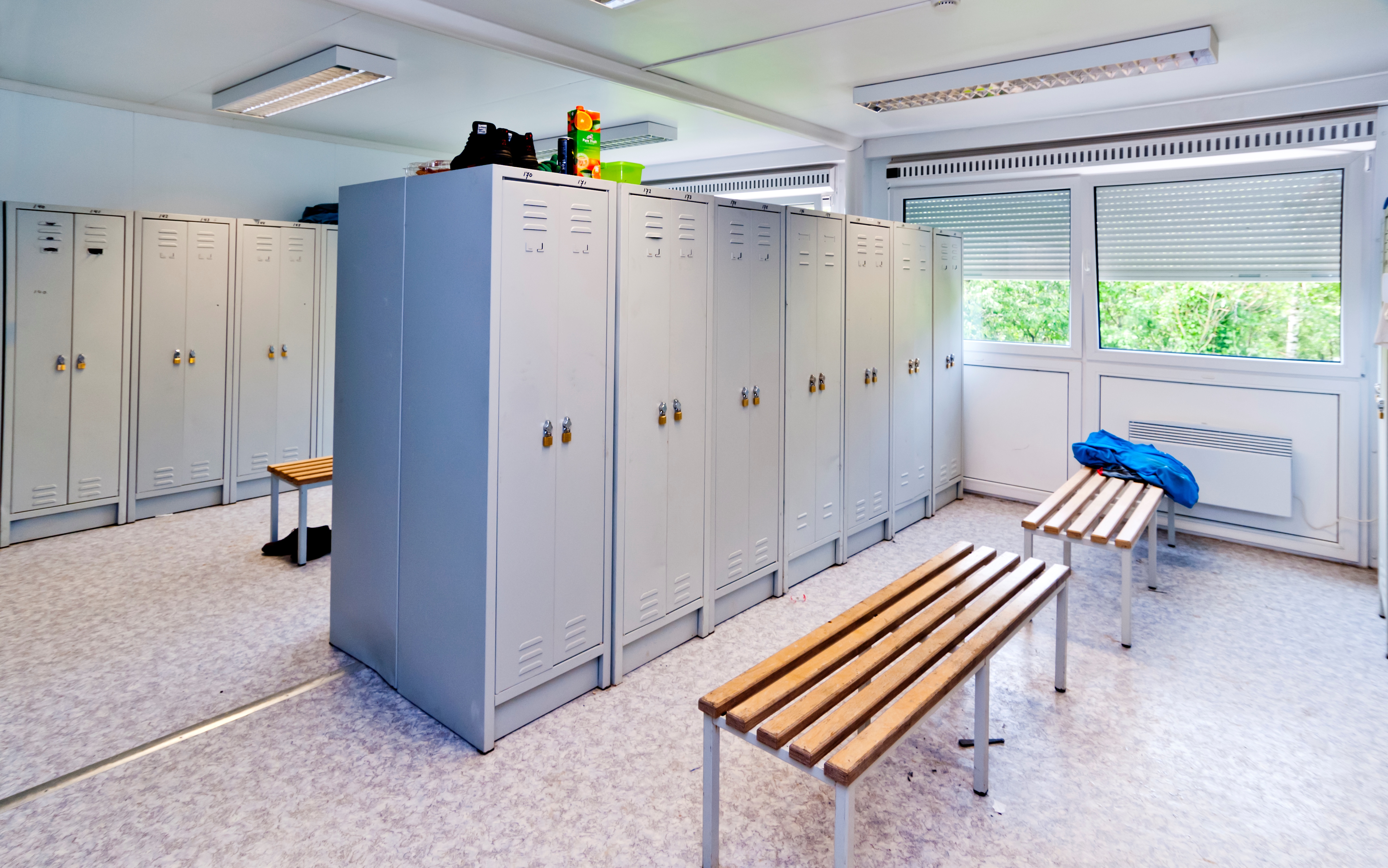 Omklädningsrum med skåp och bänkar