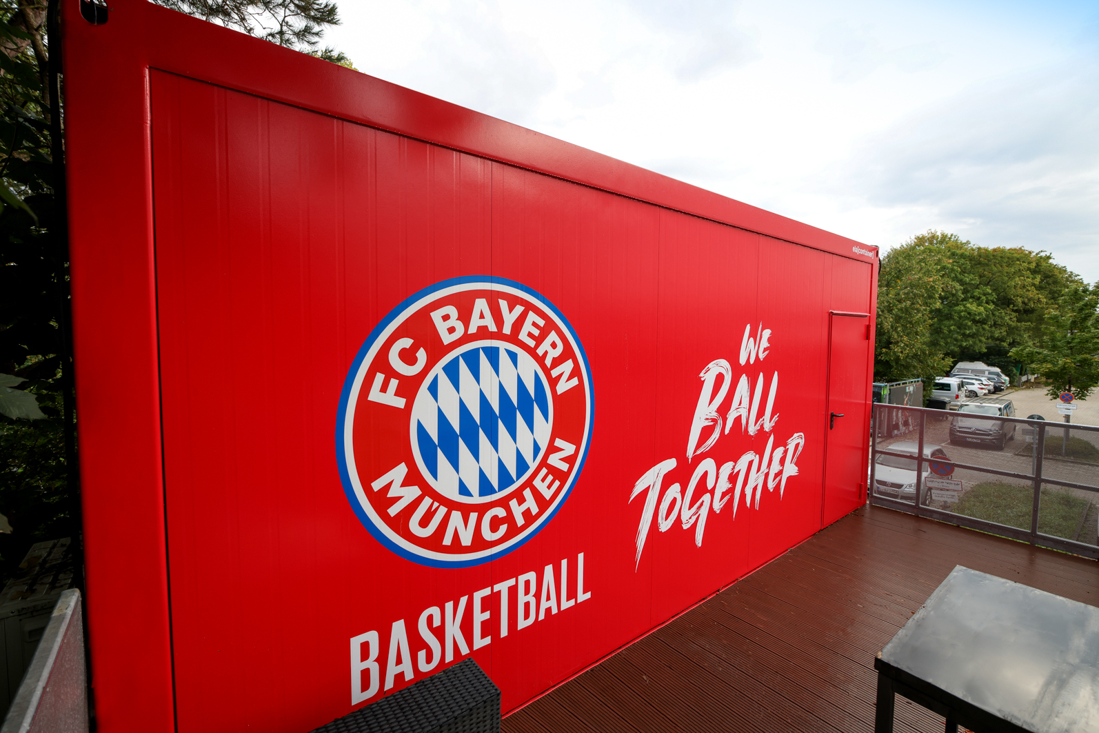 Yttervägg på kontorsanläggning i klubbens färger och med FC Bayern Basketballs logotyp
