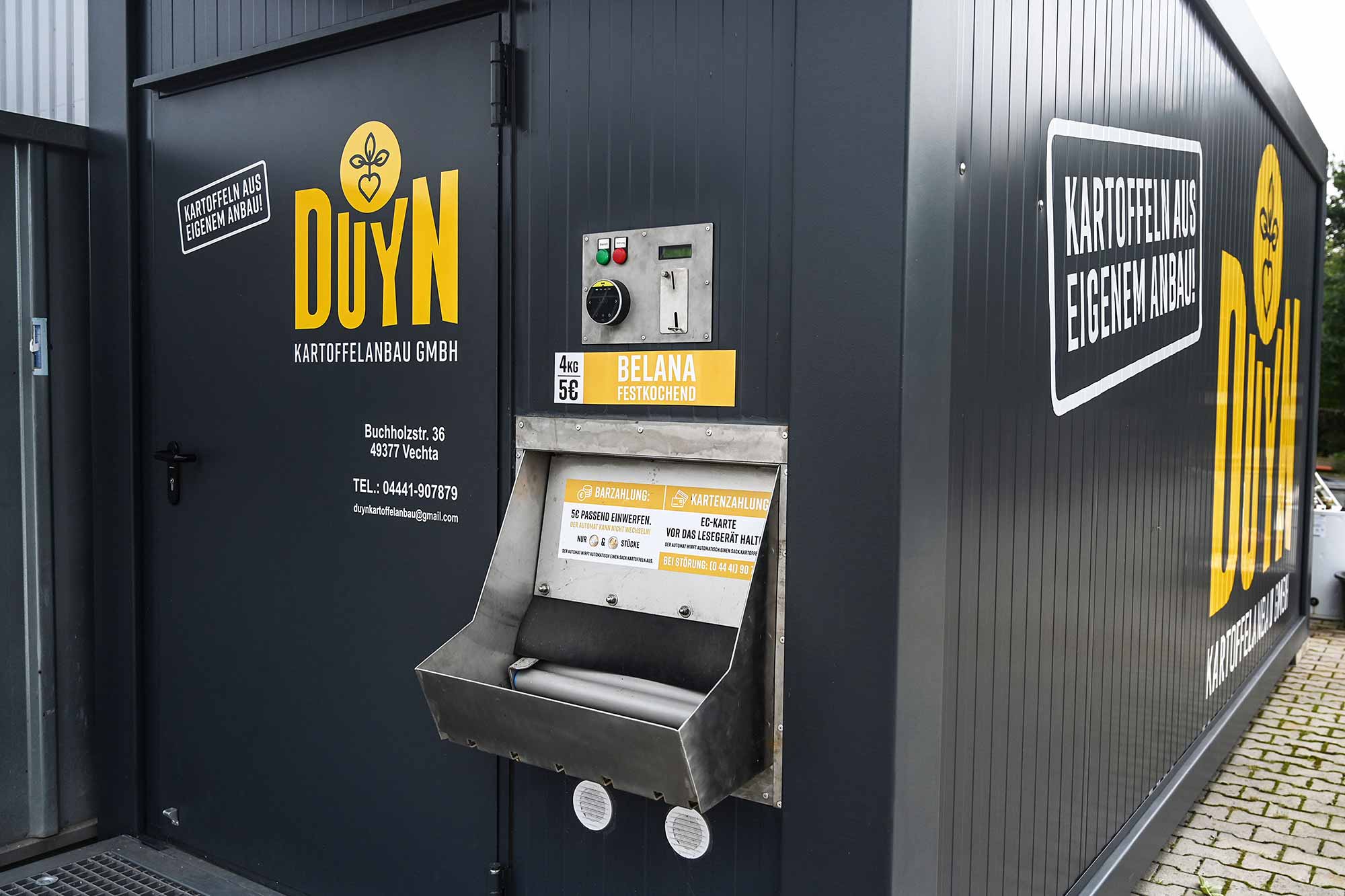 Försäljningscontainerns kortsida med automatiserad potatisförsäljning