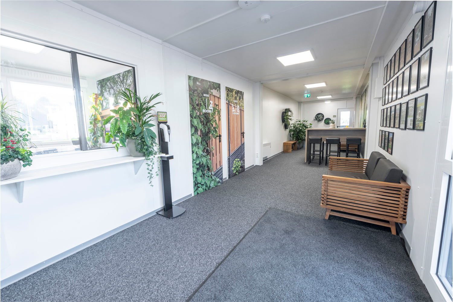 Rymlig, invändig korridor i ELA:s anläggning för Tuindeco