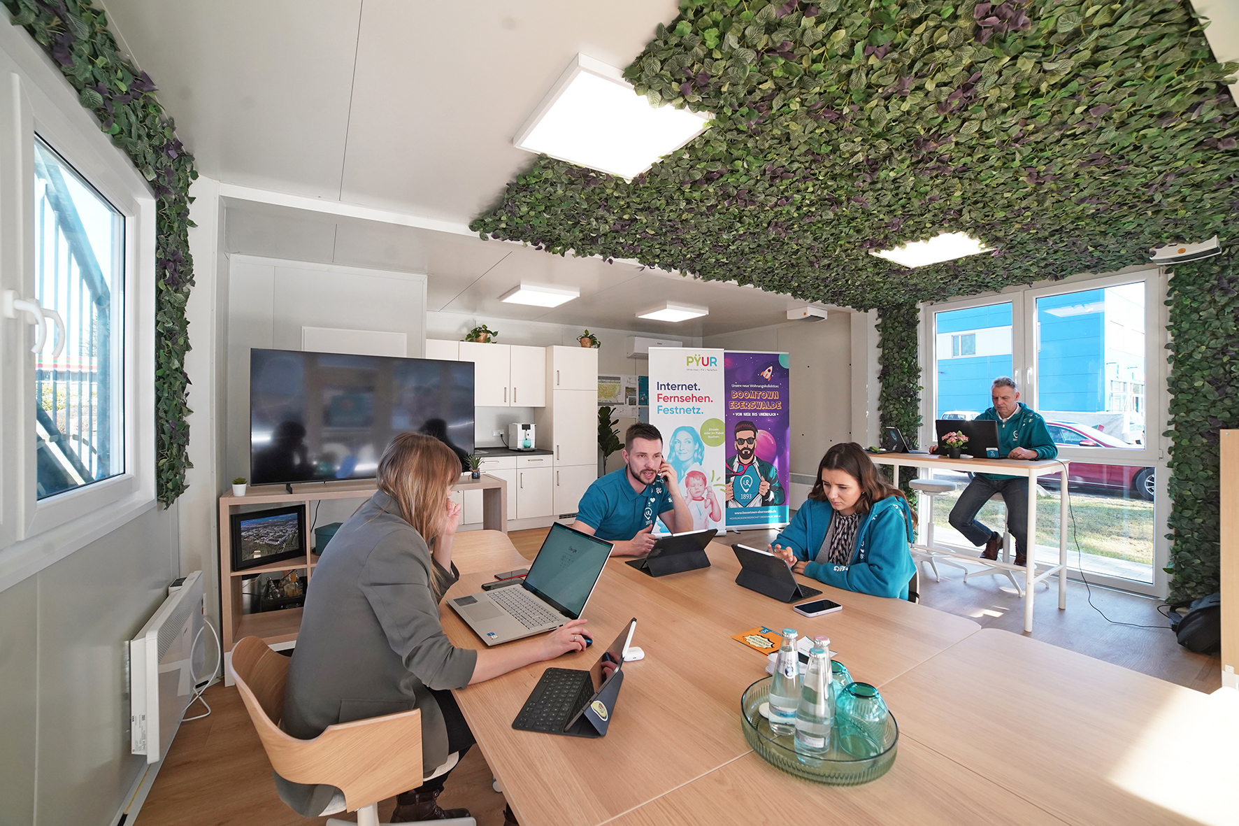 Insidan av informationsmodulen med mötesrum och kök