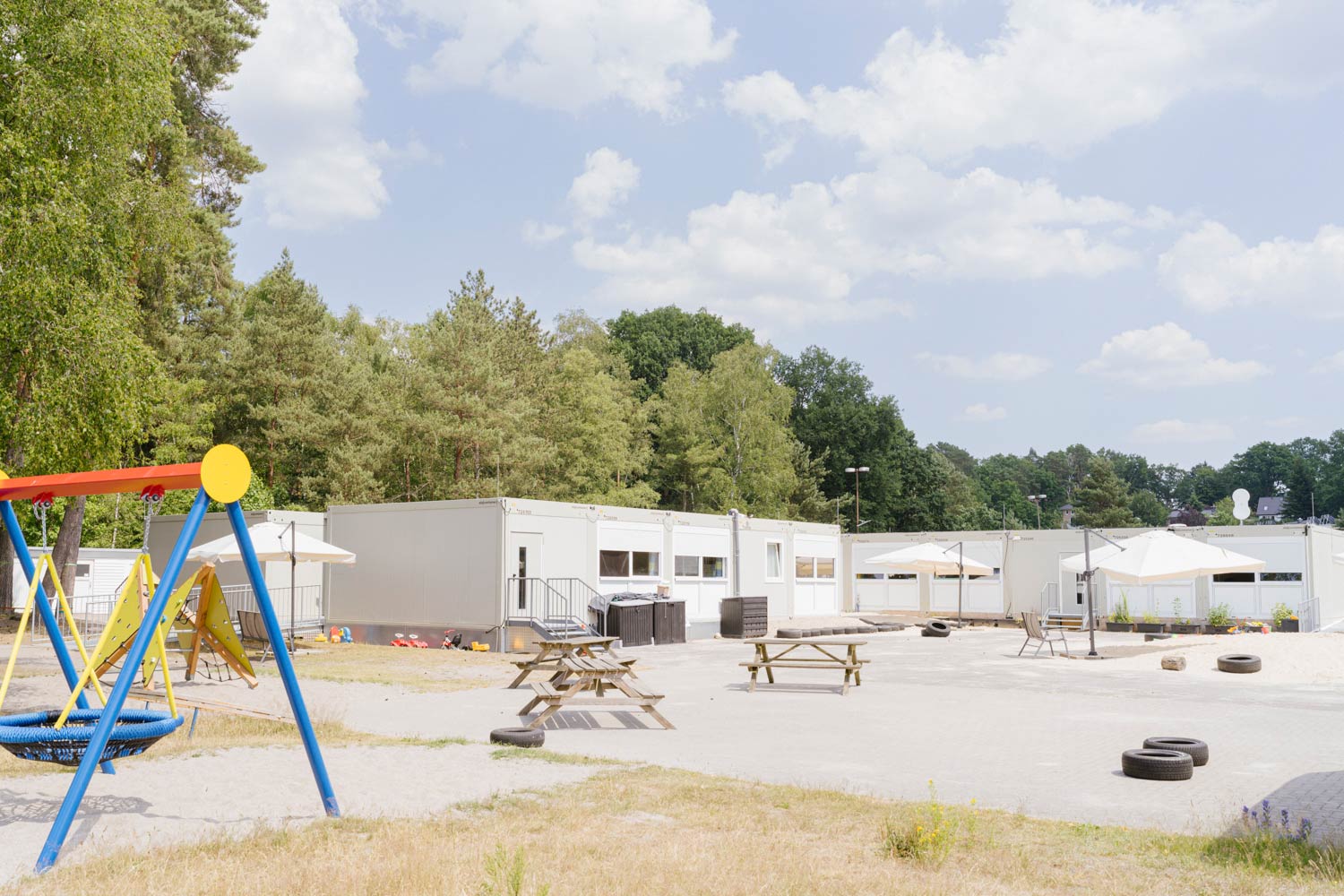 Stor innegård med lekplats