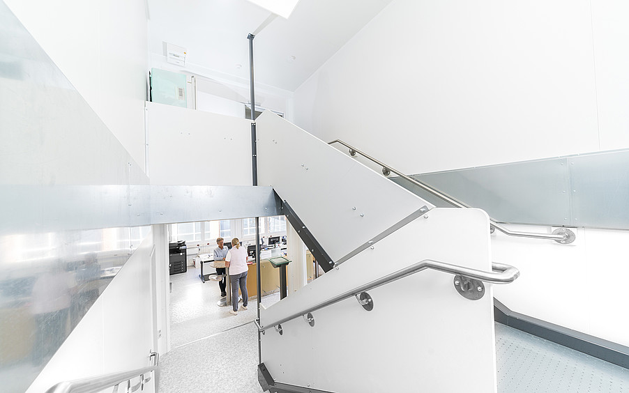 Ljust invändigt trapphus