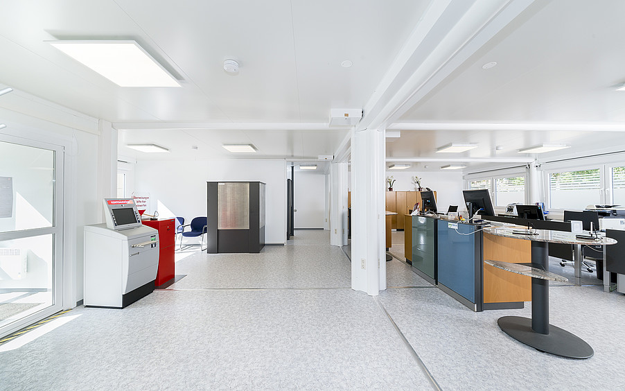 Invändig banklokal med kunddiskar och kontor