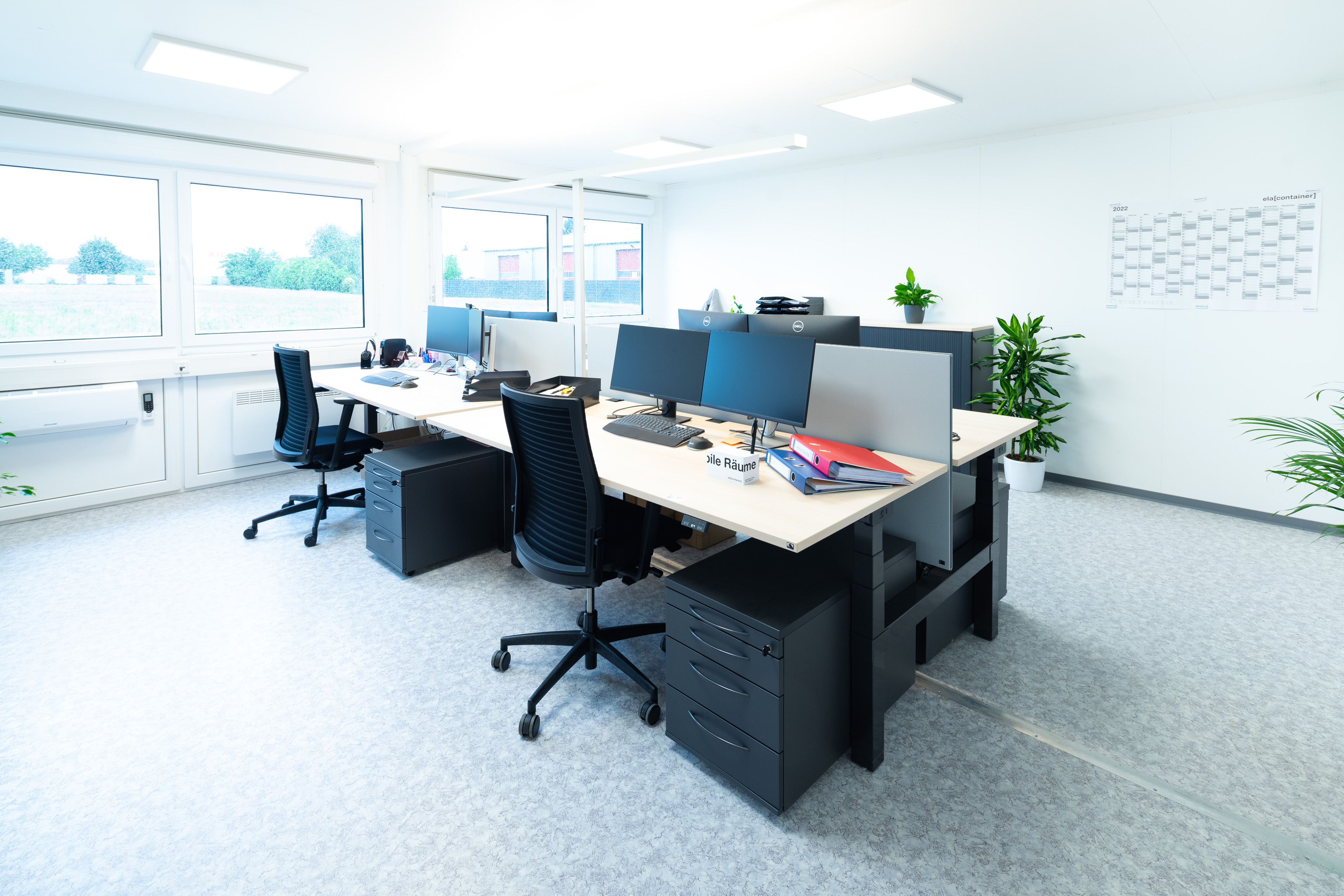 Ljus kontor med skrivbord och stolar