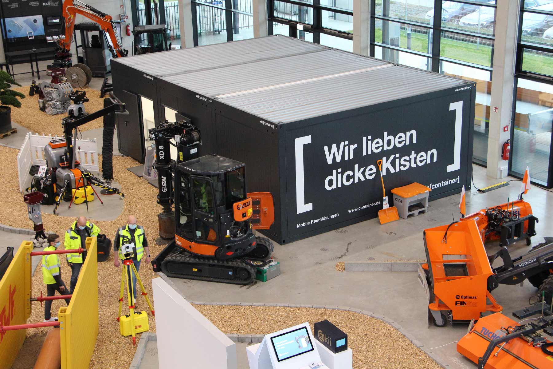 Utställningsmoduler i antracit med profilerad text på utsidan