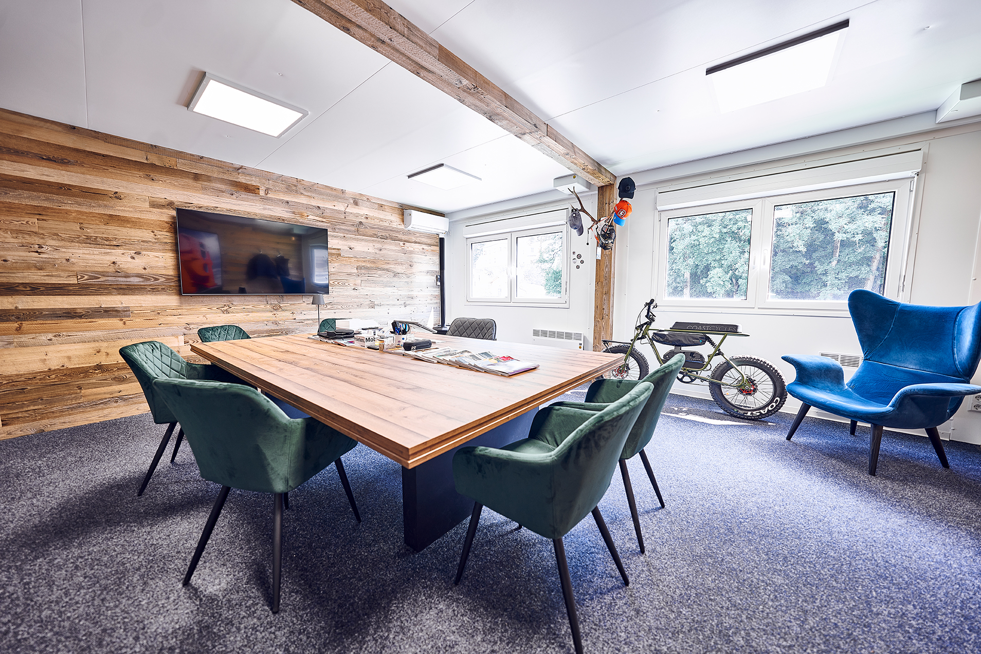 Modernt mötesrum med bord och stolar