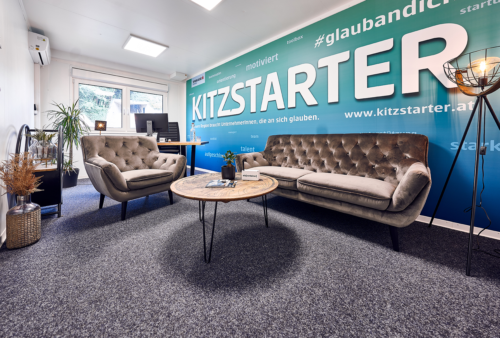 Loungeområde i modulanläggningen med soffor och bord