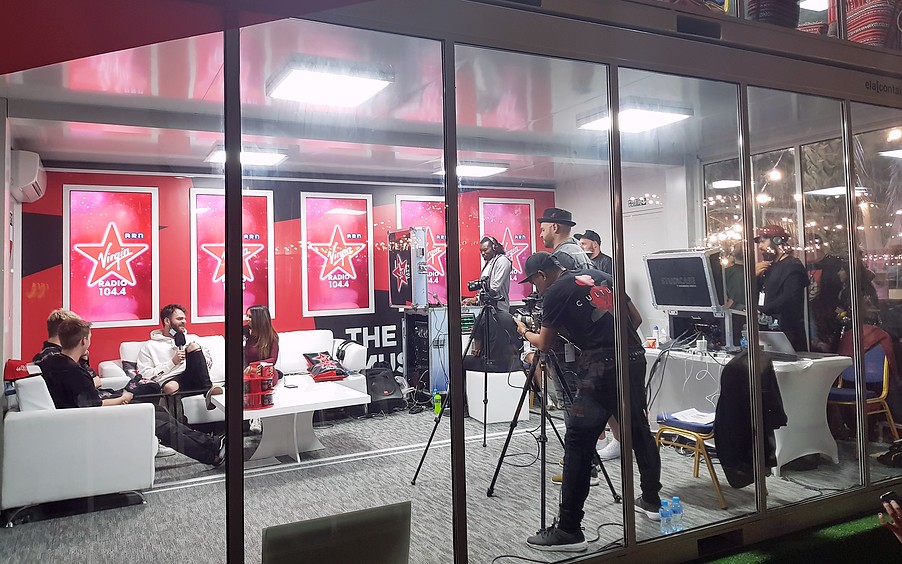 Insidan av radiostudion under sändning