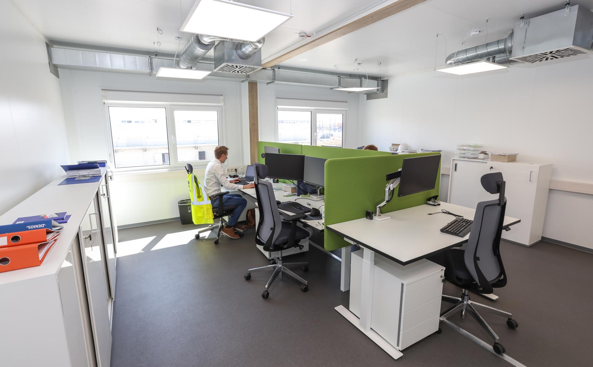 Insida av en modul med skrivbord och stolar