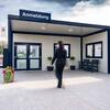 Ingången till receptionsbyggnaden