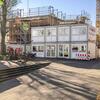 Åtta moduler i två våningar med resebyrå, kiosk, vänthall och kontor