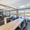 Sittplatser med utsikt över arenaområdet
