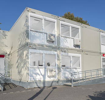 Moduler i två våningar med ramp utanför