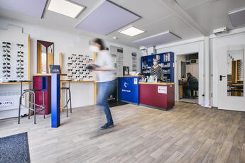 Modern optikerbutik i en modulanläggning