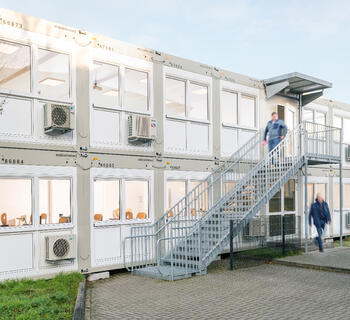 Undervisningslokaler i två våningar med utvändig trappa