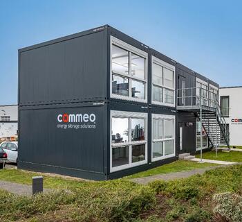 Kontorsmoduler i en antracitfärgad modulanläggning