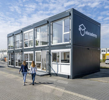 Mellanstor undervisningslokal: ELA Academy från utsidan