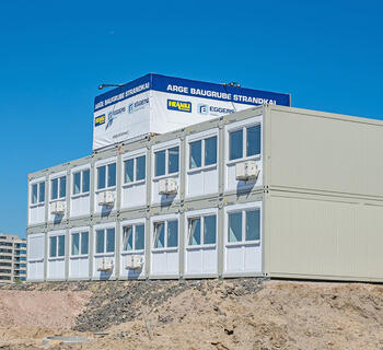 Byggbodar i två våningar på en byggarbetsplats