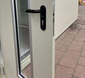 Dörr med fönsterinsats