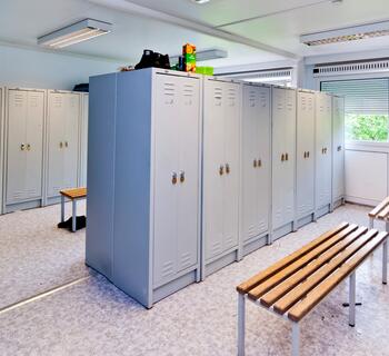 Omklädningsrum med skåp och bänkar