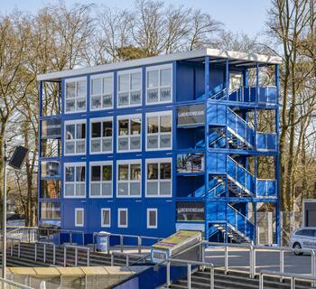 VIP-torn bestående av ett fyrvåningsmodulsystem