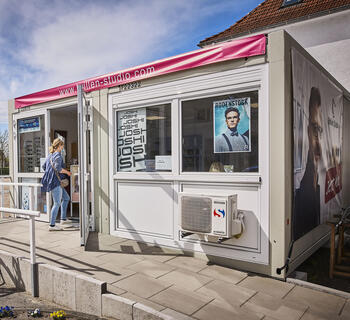 Inredd optikerbutik med stora fönsterpartier