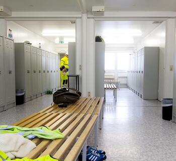 Interiörvy över moduler som fungerar som en omklädningsbod på en byggarbetsplats med byggarbetare