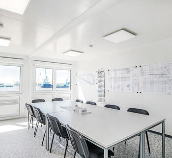 Mötesrum med bord och stolar