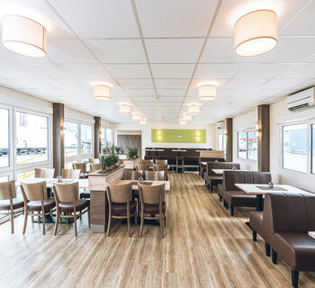 Inredd stor matsal bestående av moduler