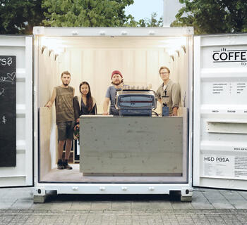 Informationsmodul med ett café i